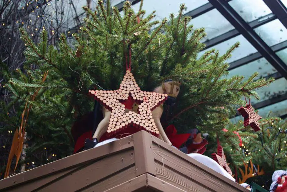 Selbstgemachte Holzsterne als Weihnachtsbaumschmuck Salzburg zu Weihnachten