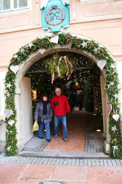 Salzburg zu Weihnachten - Weihnachtlich geschmückter Eingang zum Stiftskeller in Salzburg