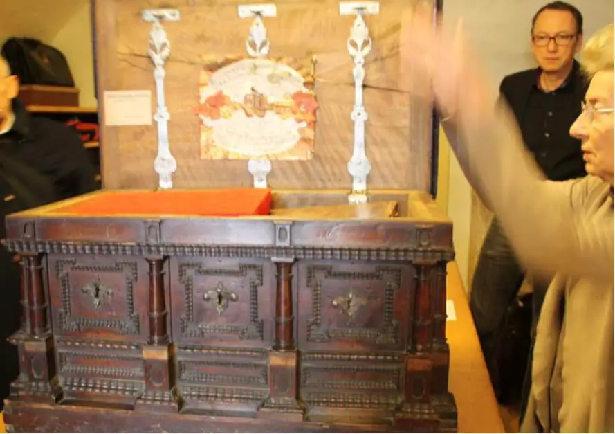 The old guild chest of the Gerber Salzburg Shopping in the tradition