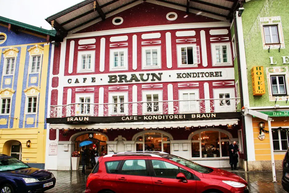 Kaffeepause mit Apfelstrudel im Cafe Braun in Mondsee