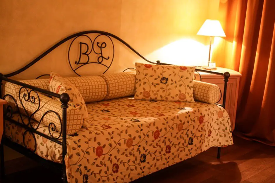 Day bed at Relais Benessere Borgo Lanciano - hotels in the Marche region