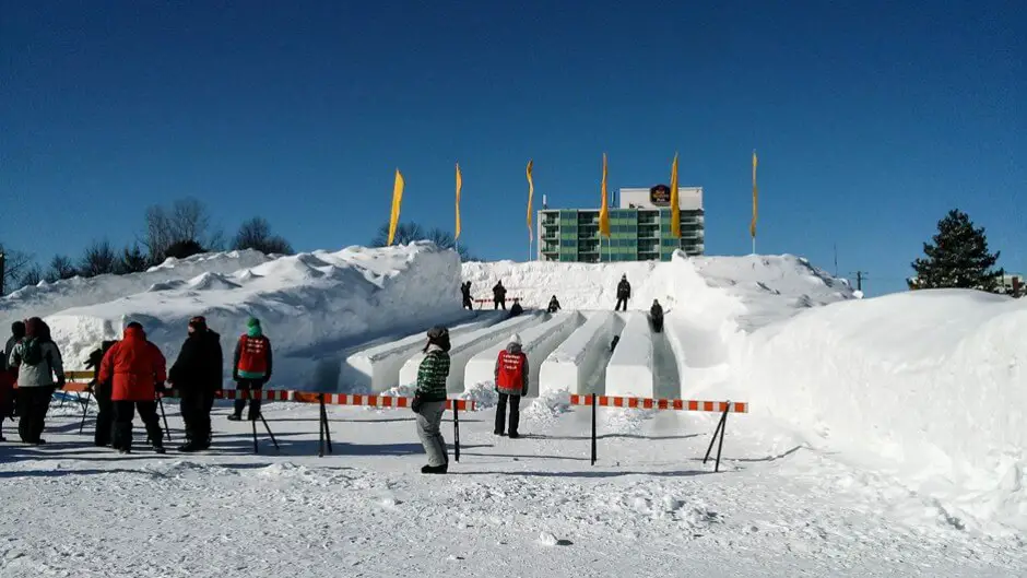 Ottawa Winterlude 2025 Eisskulpturen und Schlittschuhlaufen