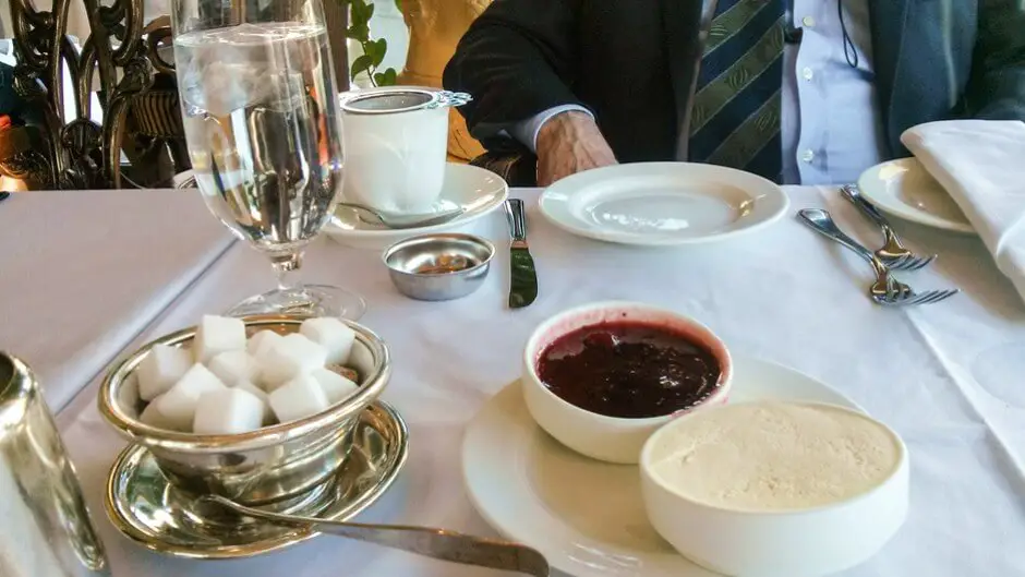 Elegante Tea Time im Fairmont Chateau Laurier - gut gelegene Hotels fürs Winterlude in Ottawa