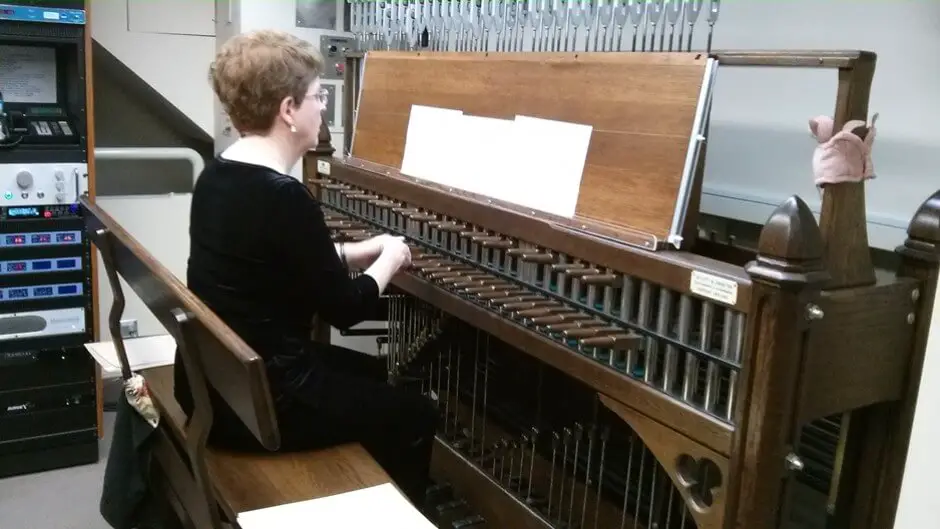 Hochkonzentriert - Dr. Andrea McCrady am Glockenspiel Keyboard