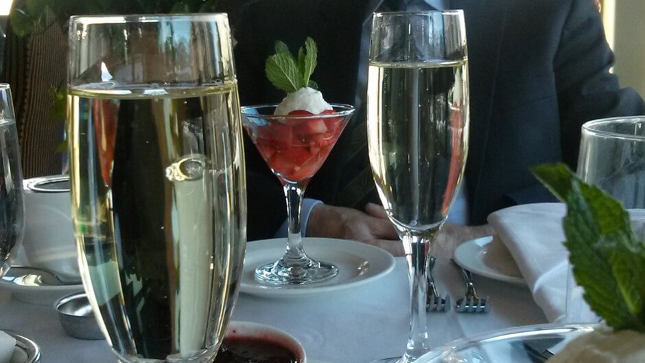 In Eiswein marinierte Erdbeeren mit einem Glas Sekt zur Vorspeise
