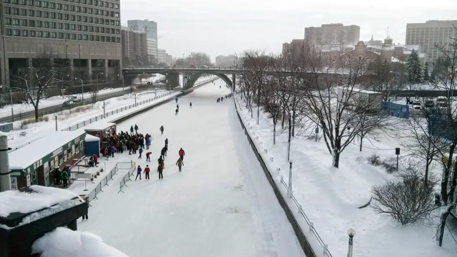 Ottawa Winterlude 2025 Eisskulpturen und Schlittschuhlaufen
