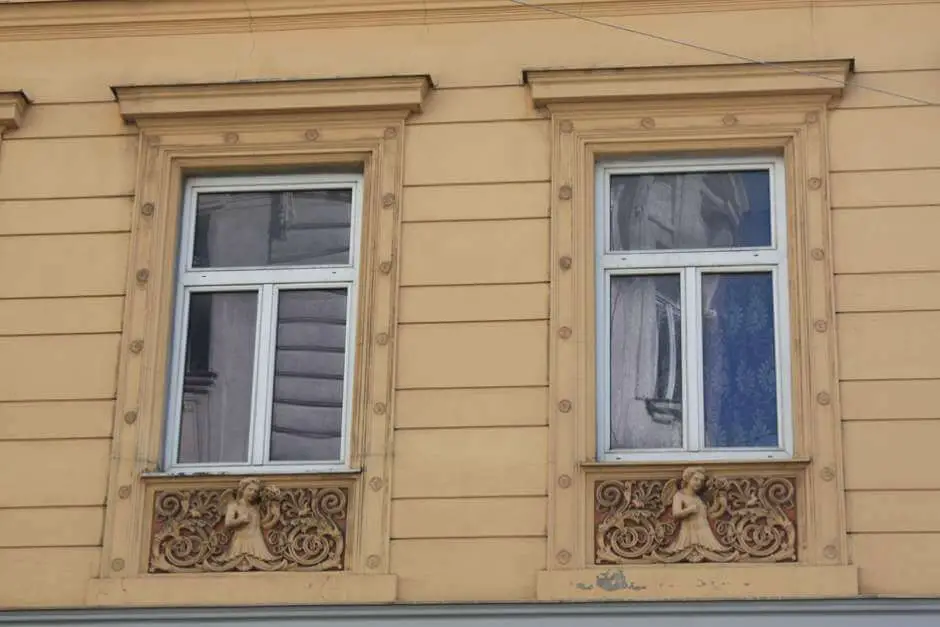 Fensterreliefs in der Leopoldstadt in Wien