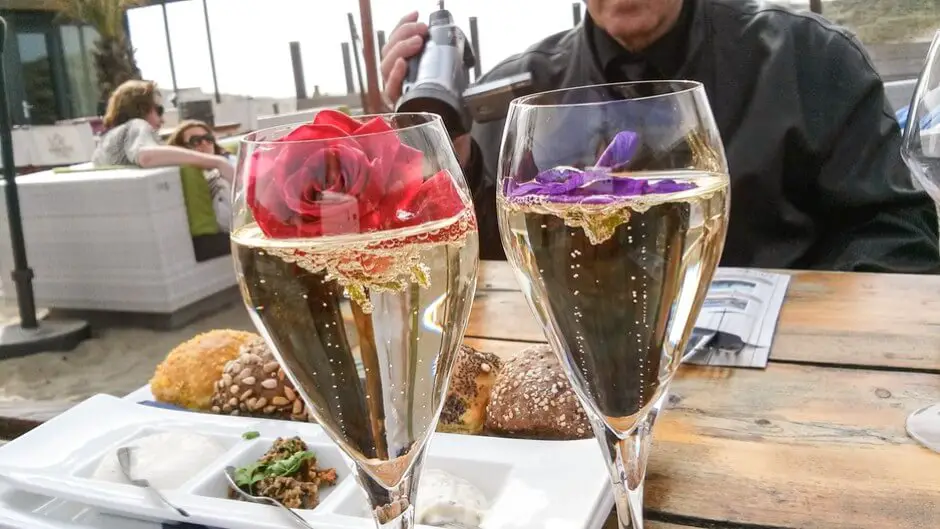 Cava mit Veilchen und Rosen