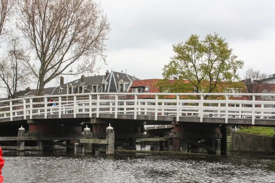 Die Brücken sind niedrig in Leiden Holland