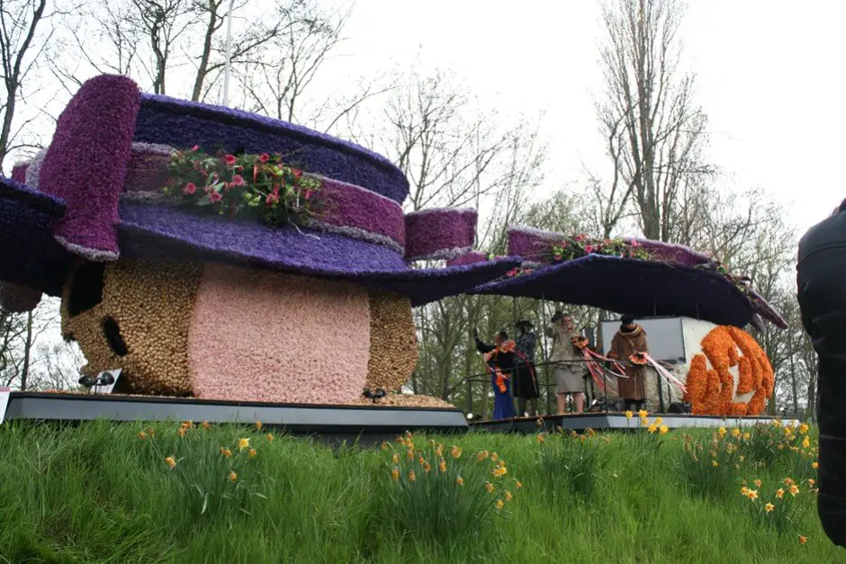 The hats of the queens