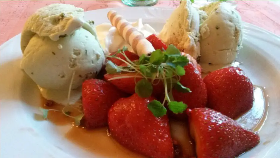 Strawberries in date balsamic sauce in Monschau restaurants