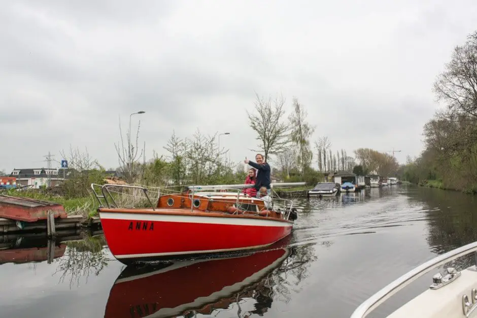 Freundlicher Gegenverkehr auf den Wasserwegen in Leiden Holland