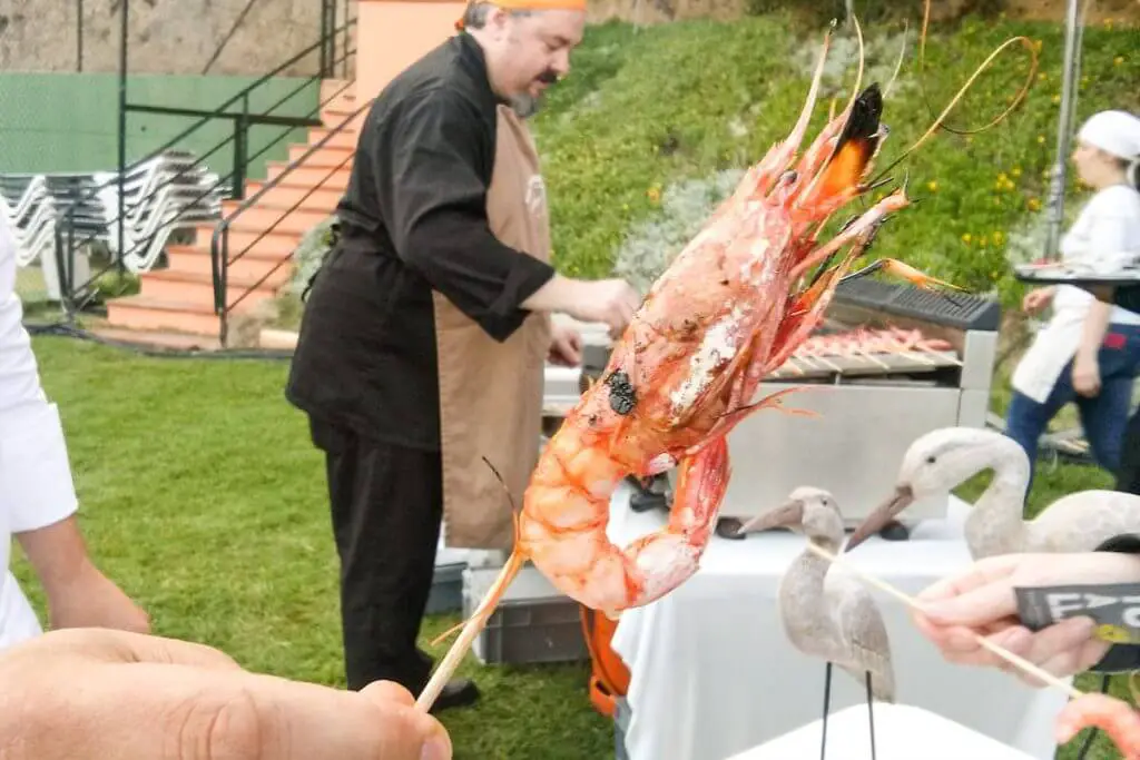 Gegrillte Shrimps bei einer Beach Party in Lloret de Mar Costa Brava