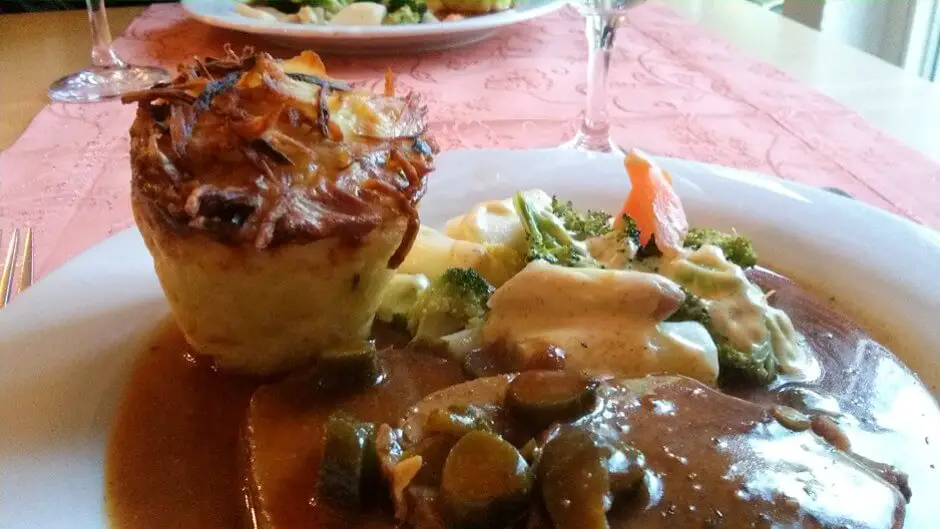 Senfbraten mit Gemüse in Senfsauce und Döppekuchen Monschau Restaurants