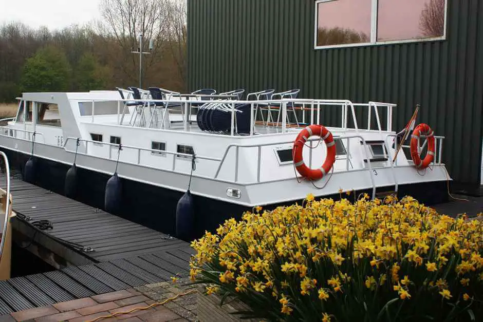 Houseboat in Holland as an alternative to the hotel