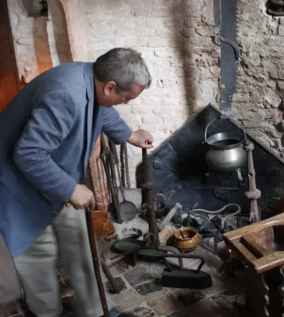 Jeremy Bangs explains objects from the time of the Pilgrim Fathers