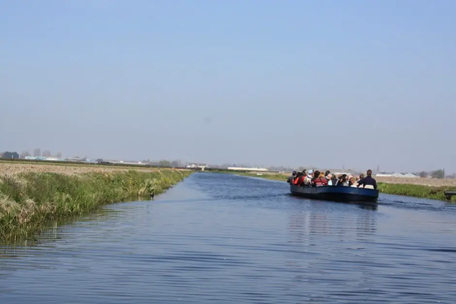 By boat through the tulip fields