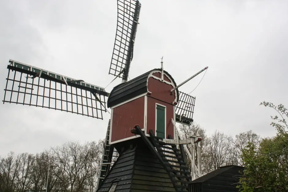 Windmühlen auf dem Weg nach Leiden Holland