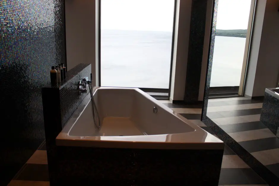 Bad mit Aussicht in der Luxussuite im VOX Hotel