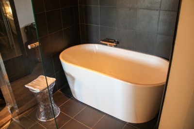 Bath in the Standard Room at the Radisson Blu Riverside Hotel