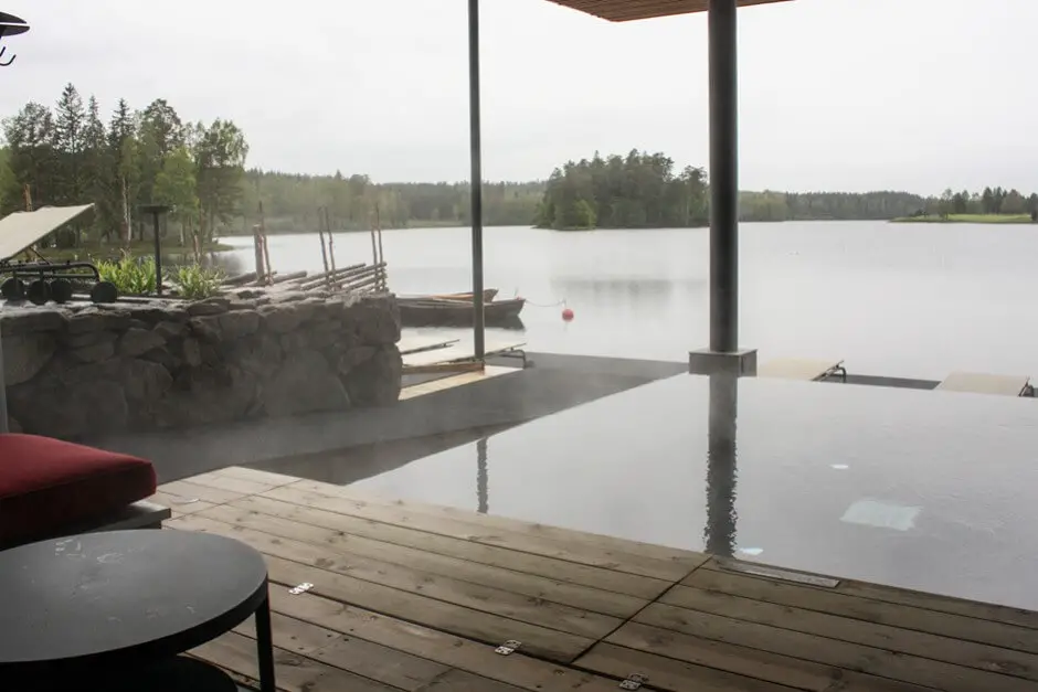 Ein Spa mit Blick auf den See in Hooks Herrgard