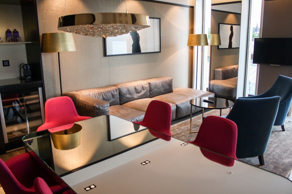 Esstisch mit Minibar im Wohnraum der Luxussuite im VOX Hotel