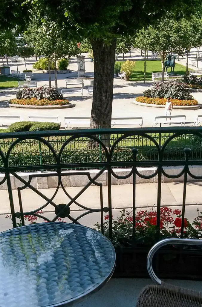 Blick von unserem Balkon im Herzoghof Hotel Baden auf den Kurpark