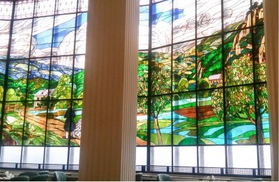 Buntglasfenster von Otto Barth im Frühstücksraum im Herzoghof Hotel Baden
