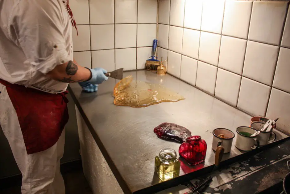 The second part of the mass is kneaded with a spatula until it is white