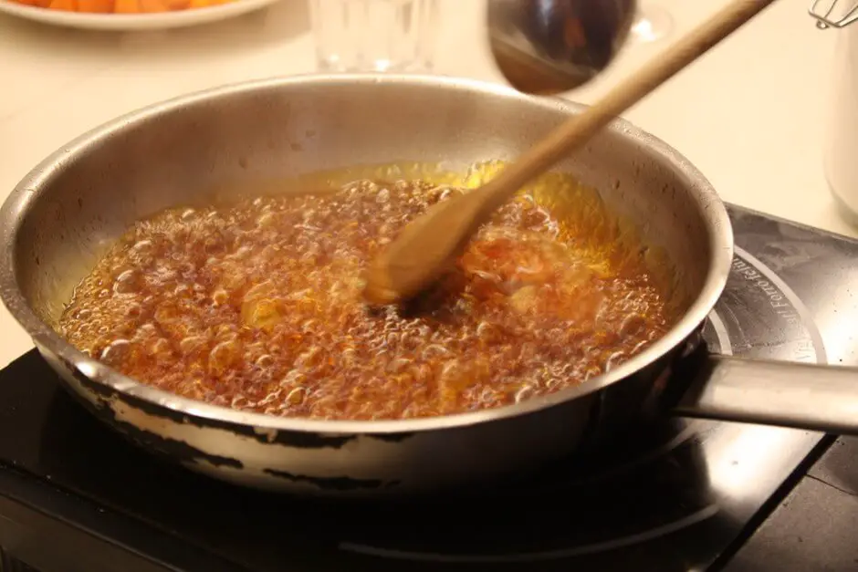 Here caramelizes the sugar for the dessert