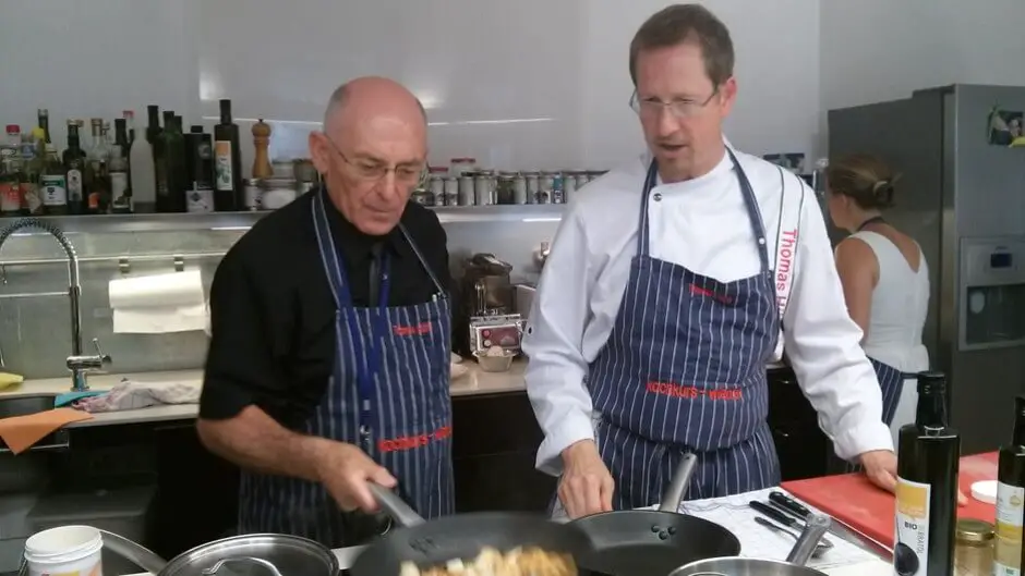 Petar learns to cook under the direction of Thomas Hüttl