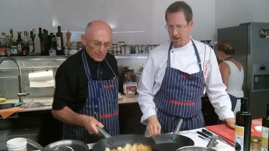 Petar lernt Kochen unter Anweisung von Thomas Hüttl