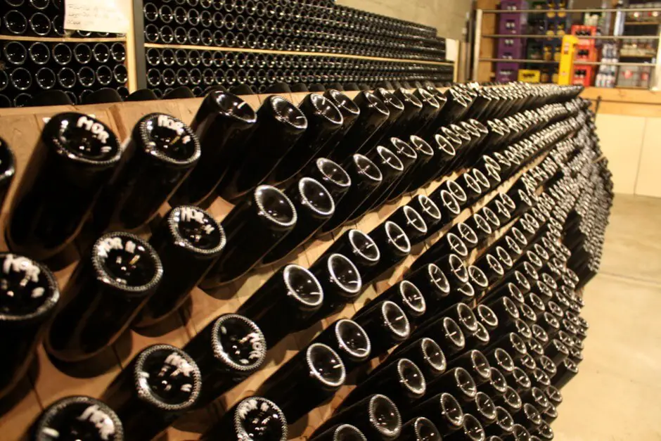 Vibrating desk in champagne cellars