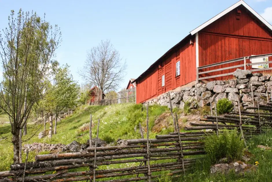 Red barns and farmhouses like in Bullerbü and Lönneberga