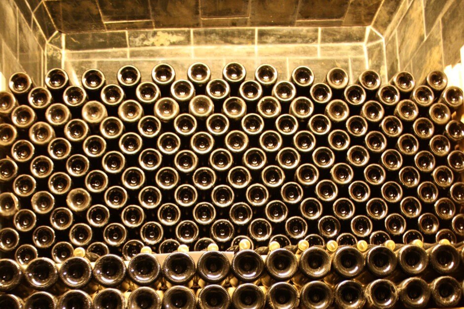 Sparkling wine matures in the cellar of Gut Pössnitzberg
