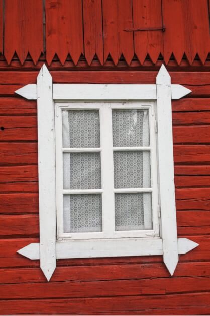 Weiß und Rot - die typischen Farben der Häuser in Smaland