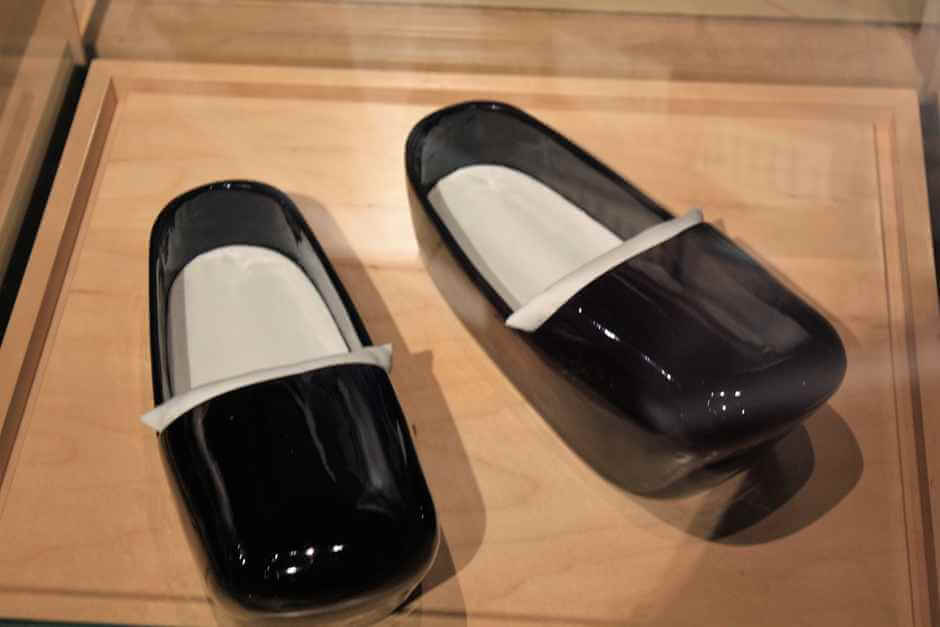 Asagutsu-Schuhe von hinduistischen Shinto-Priestern im Bata Shoe Museum Toronto