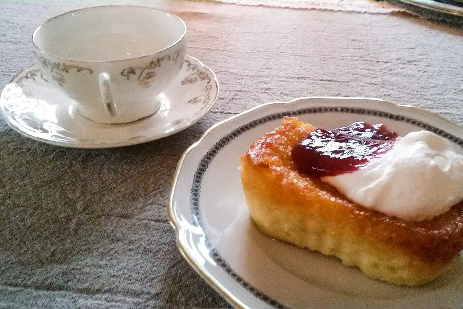 Käsekuchen auf Smaländer Art mit Marmelade und Sahne