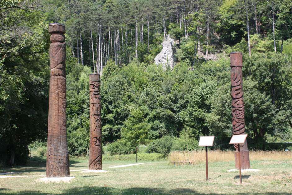 Totem poles in the Spirit Park in the event and seminar hotel Krainerhütte