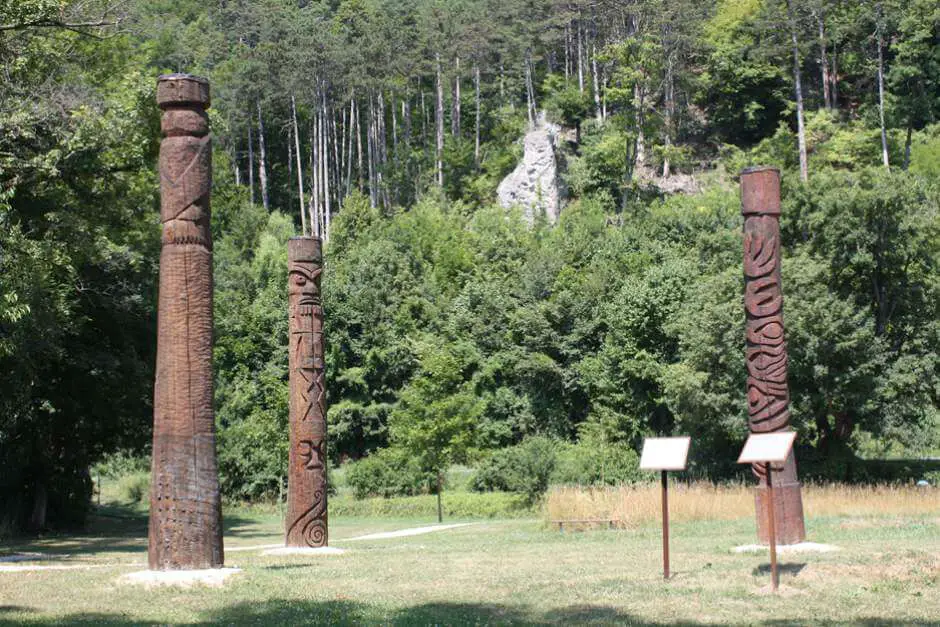 Totem poles in the Spirit Park in the event and seminar hotel Krainerhütte