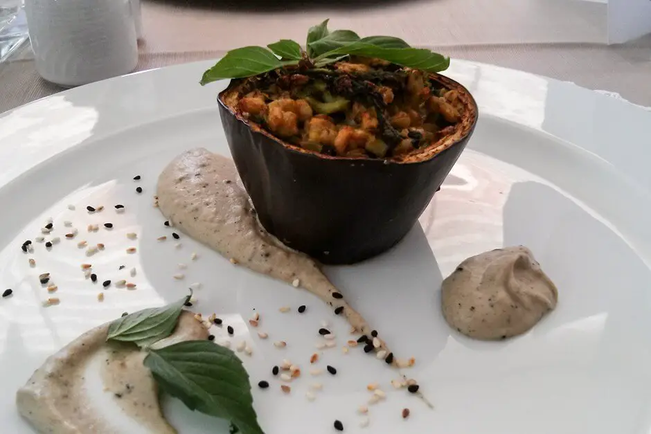 Aubergine gefuellt mit Dinkel, Linsen und Gemuese