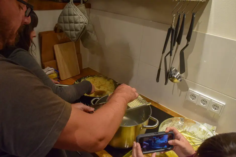 Chääs Chnöpfle kochen im Berghaus Anna Lisa im Kleinwalsertal