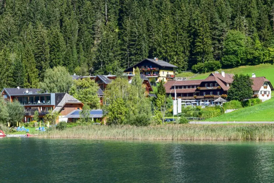 Das Seehotel Enzian am Weissensee vom Wasser aus