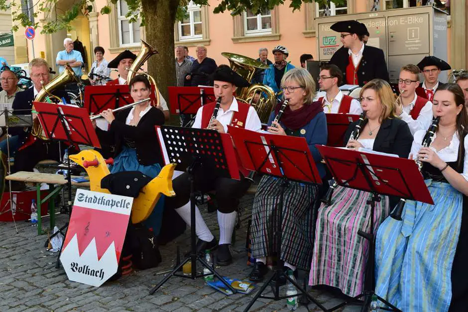 The town band Volkach ensures a good mood