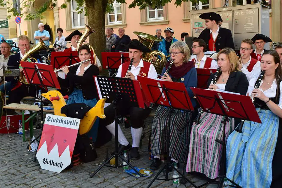 Die Stadtkapelle Volkach sorgt für gute Stimmung