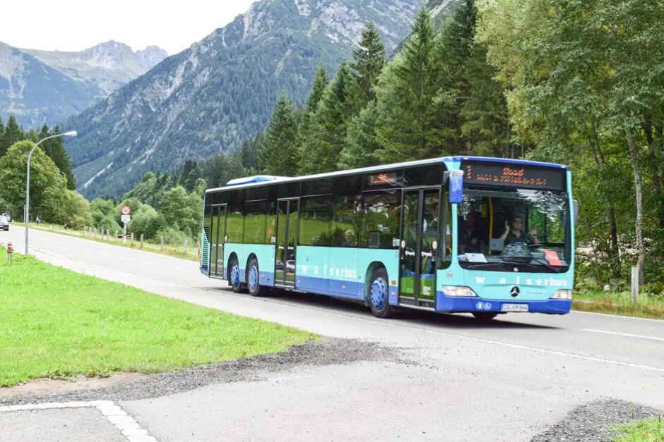 Der Walserbus hält nahe dem Berghaus Anna Lisa im Kleinwalsertal