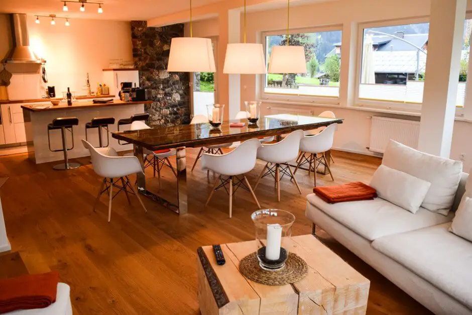 Living and dining room in the Berghaus Anna Lisa in Kleinwalsertal