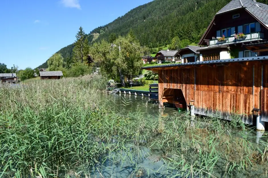 Hier gibt es viele Häuser direkt am Weissensee See Kärnten Österreich