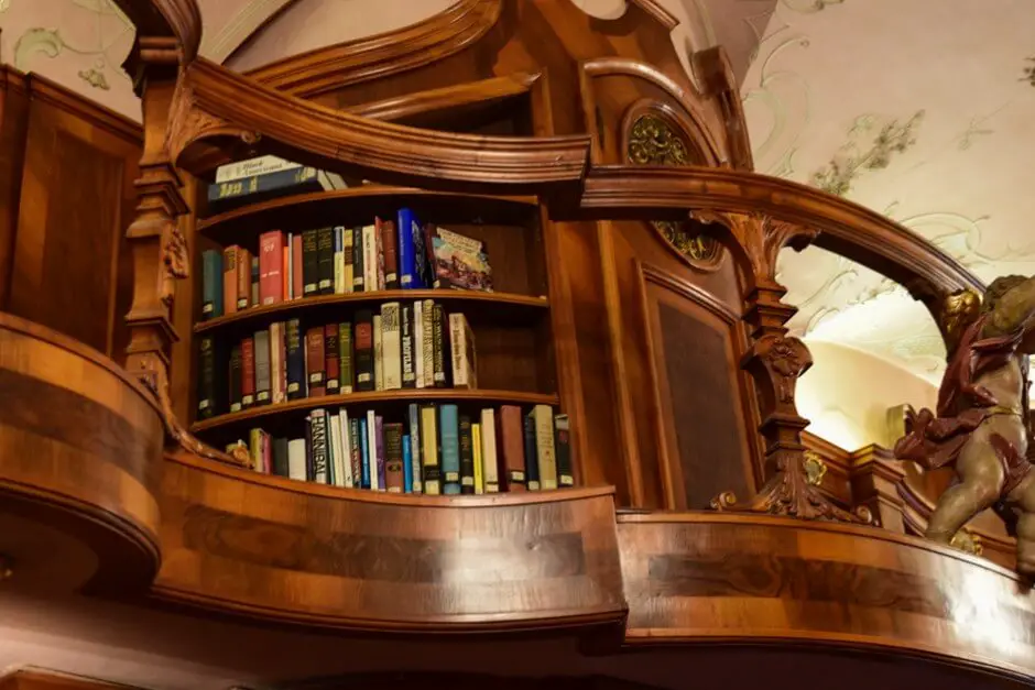 The press conference takes place in the noble library of the castle