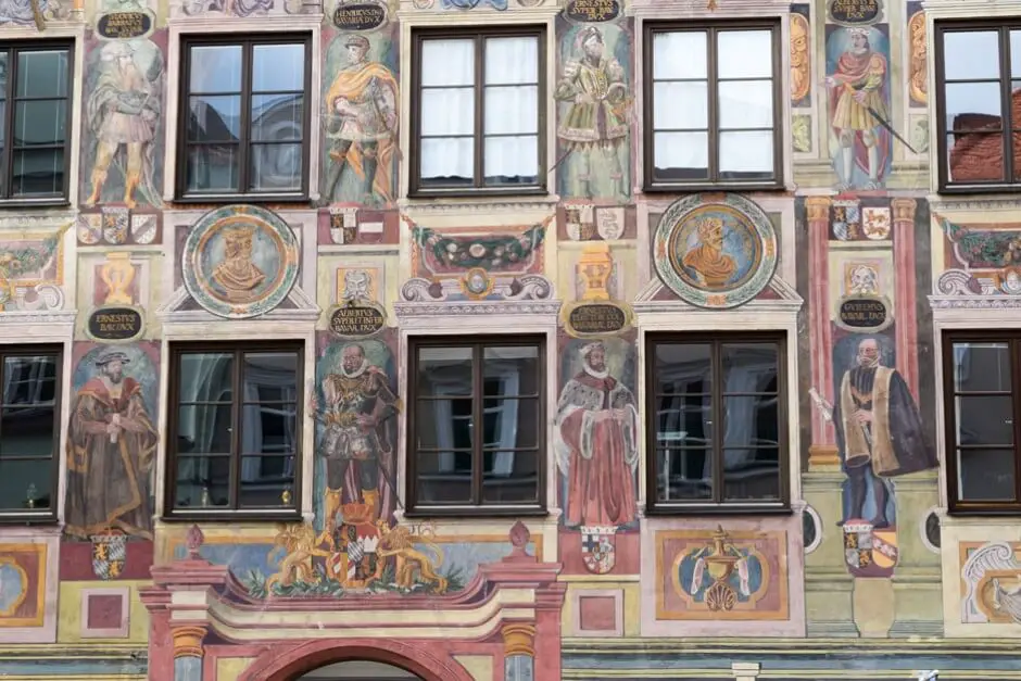 Die Wittelsbacher an der Fassade des Landschaftshauses